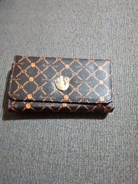 NWOT Gloria Vanderbilt Brown Monogram Key & Card Holder with Gold Swan Accent